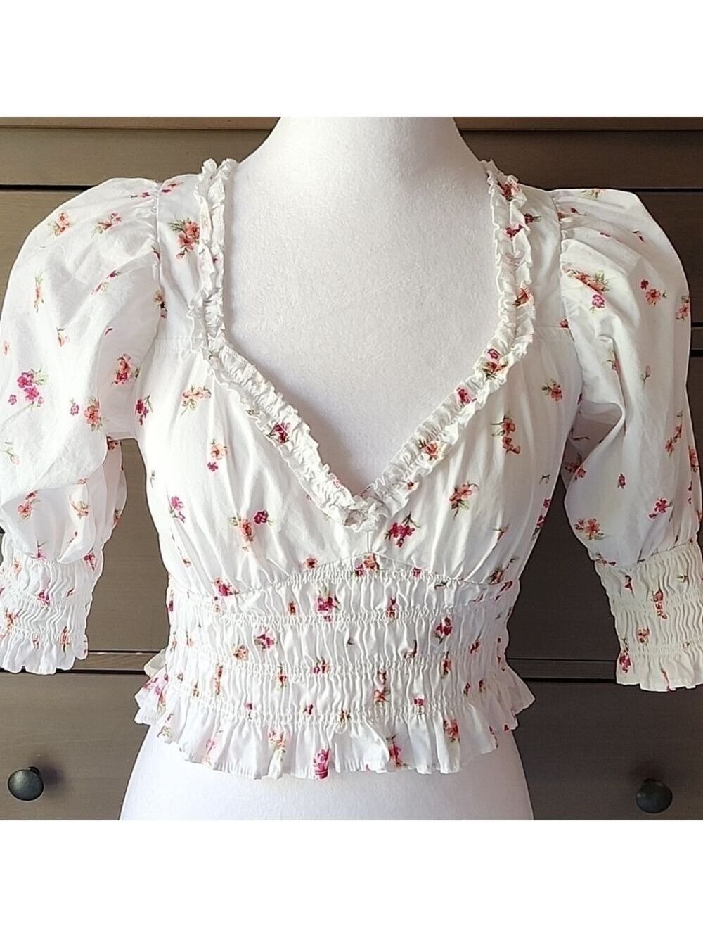 FOREVER 21 CROP WHITE SMALL FLOWER PRINT TOP SIZE MEDIUM